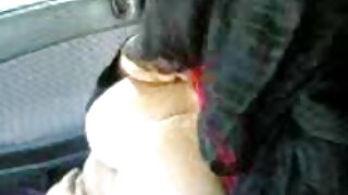 काळ्या केसांच्या घाणेरड्या चिकच्या बेडरूममध्ये तिच्या कॉलेजच्या मुंग्यांसह वाफेचे थ्रीसम होते