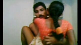 कामुक मुलगी रुरी कौडा कॅमवर उत्कट सेक्स करत आहे