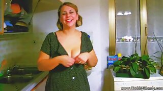 सुंदर रशियन क्यूटी पूर्णपणे नग्न स्वयंपाकघरात टेबलवर पडली आहे. तिचे मित्र तिच्या स्तनावर आणि मांजरावर सरबत ओततात. मग दुसरे रसाळ पिल्ले ते सर्व चाटायला लागतात.