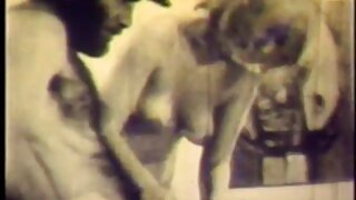 केसाळ मांजर असलेली सुंदर तरुण प्रेयसी अंथरुणावर कपडे उतरवते आणि आशियाई माणसाने बोट केले. ती कृतज्ञ आहे आणि त्याची डिक लहान आणि केसाळ असली तरीही ती त्याला ब्लोजॉब देते.